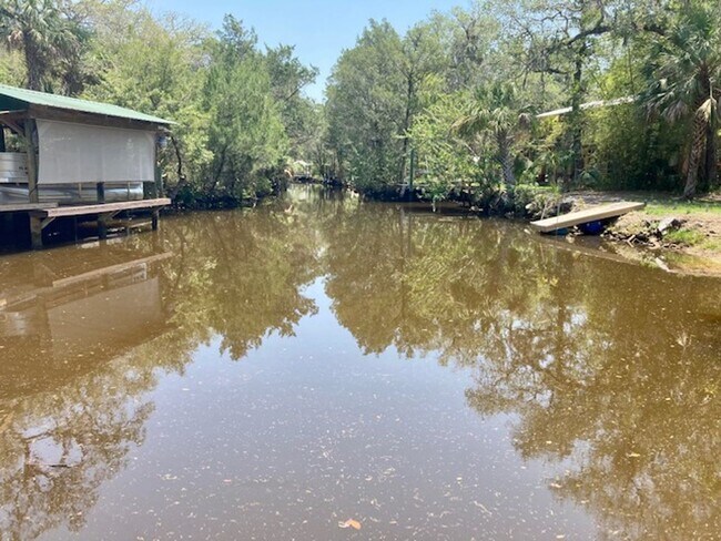 Building Photo - Captains' Lodge Old Homosassa