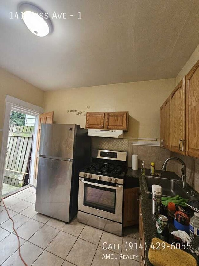 Building Photo - 3BR Apartment with a nice Backyard! (under...