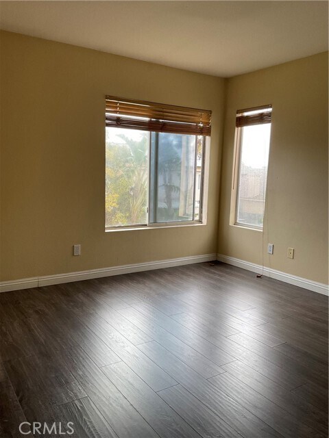Building Photo - 14143 Parkwood Ave