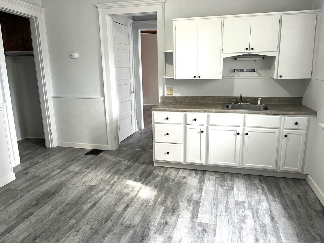 Foto principal - 257 W 8th St