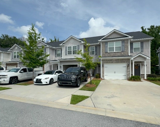 Building Photo - 3 bedrooms, 2.5 bathrooms townhome in the ...