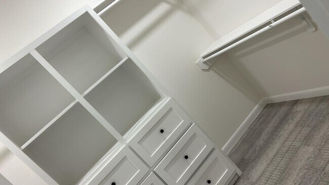 Foto del edificio - 8817 Swan Lk Dr