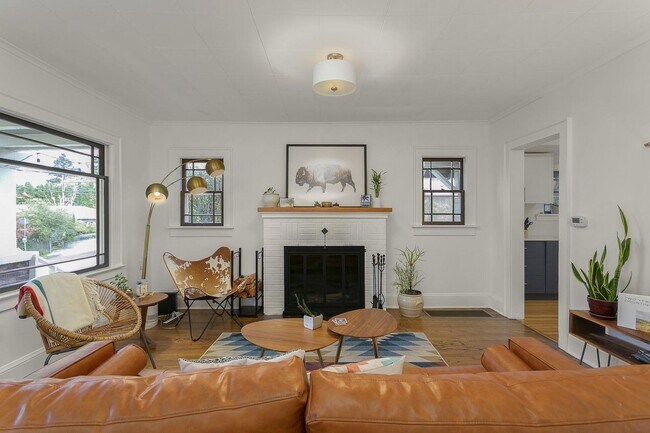 Building Photo - 3 bedroom, 2 bath gorgeous home now available by Mt. Tabor Park in SE Portland!