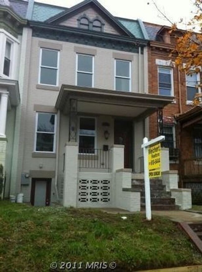 Building Photo - Columbia Heights Townhome 4 Bedroom incl. ...