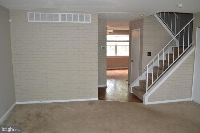 Cocina/comedor junto con escaleras al piso superior. - 302 Hometown Way