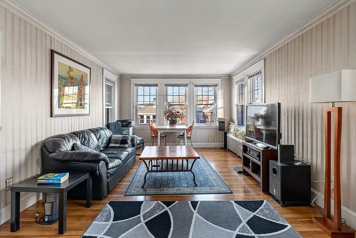 Foto principal - Brighton 3-bed Avail for August; Beat the ...