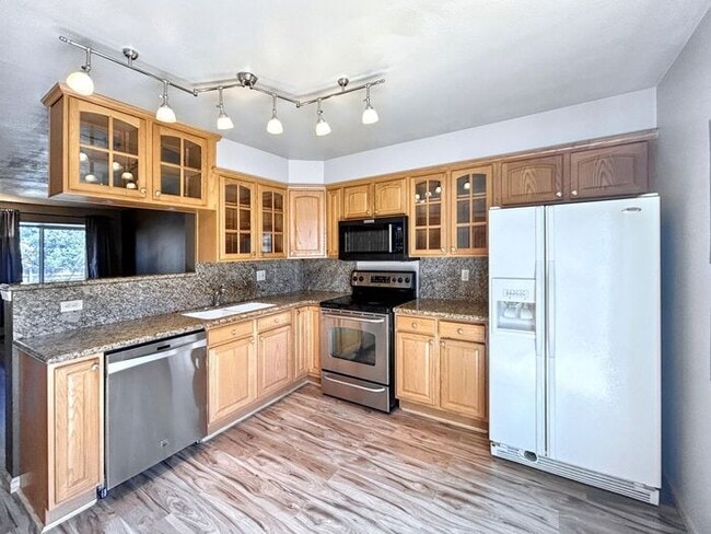 Building Photo - 2-Bedroom Home with Modern Amenities and C...