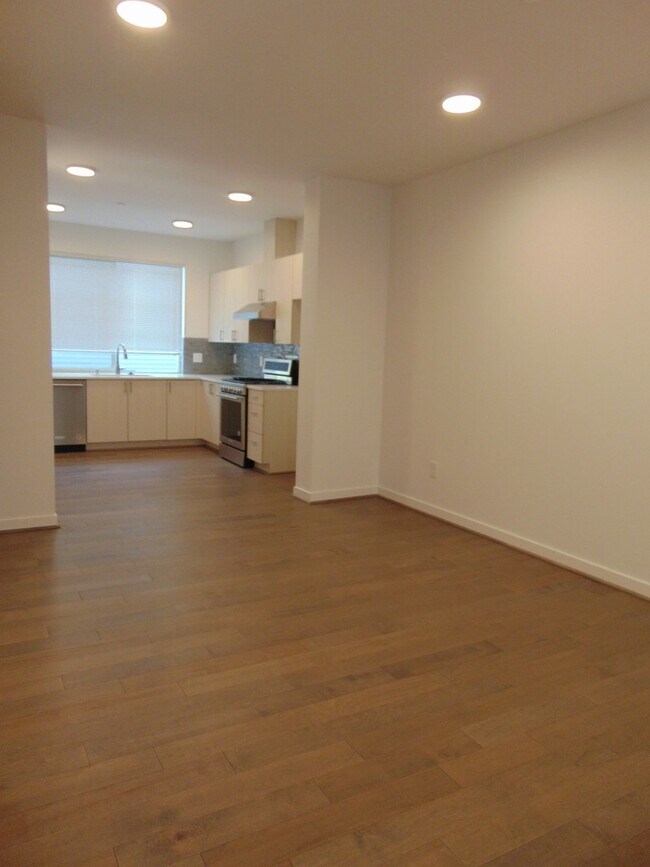 Foto del edificio - Beautiful Luxury 3 Bedroom, 3.25 Bath Bellevue Town-Home!