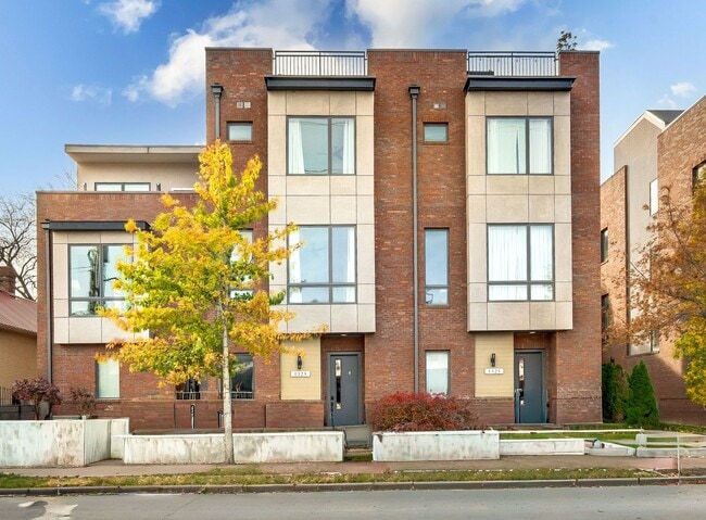 Foto del edificio - Stunning 3BE/3.5BA brownstone in the heart of historic Germantown!