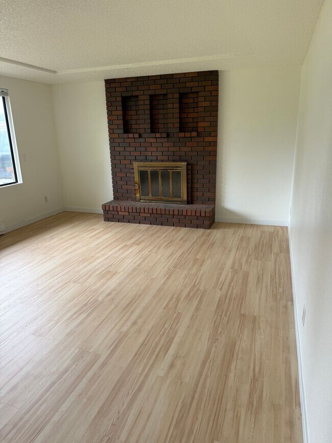 Foto del edificio - 3 bedroom 2 Bath All New and Upgraded Easy Access to Shops & Frwy $2900 a Month.