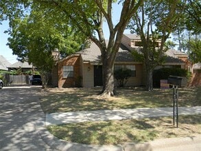 Building Photo - 809 Windcrest Dr