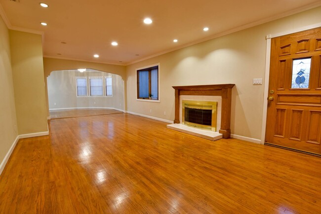 Building Photo - Sharp 3 Bedroom 2 Bath Desirable Cambrian ...