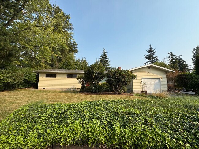 Foto del edificio - 3-Bed 1.5-Bath with Huge Fenced Backyard -...