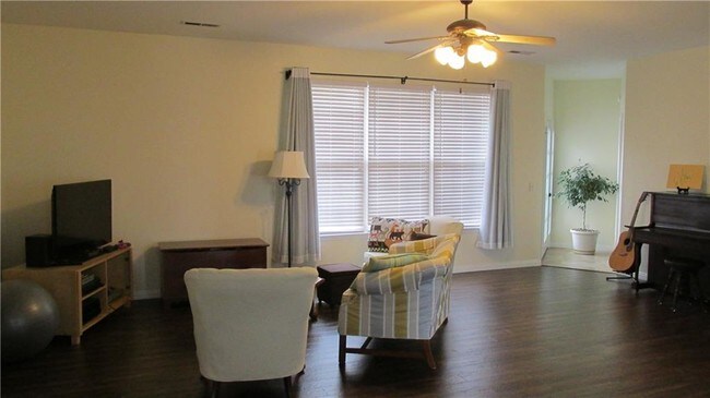 Foto del edificio - 308 NW Saddlebrook Dr
