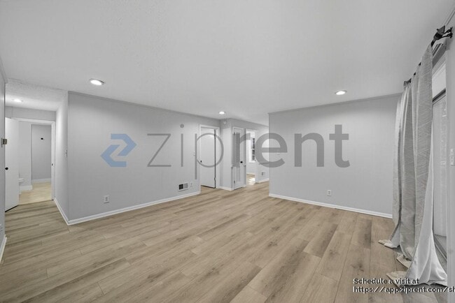 Building Photo - 792 Marstevan Dr NE