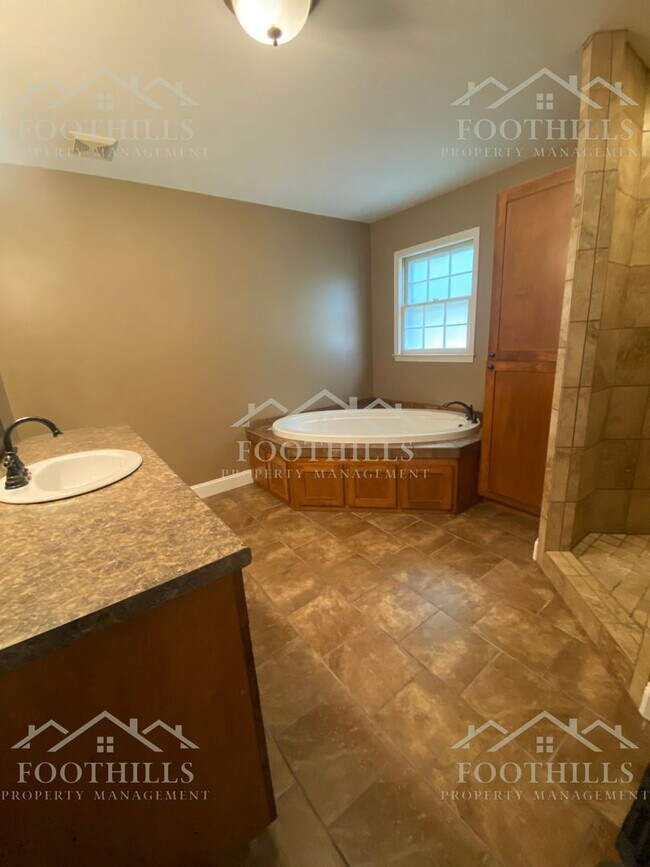 Building Photo - Charming 3BR/2BA Home in Stone Haven