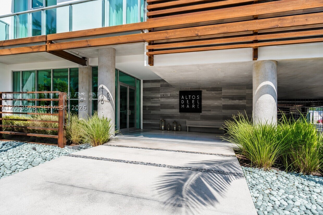 Foto del edificio - 1215 West Dr