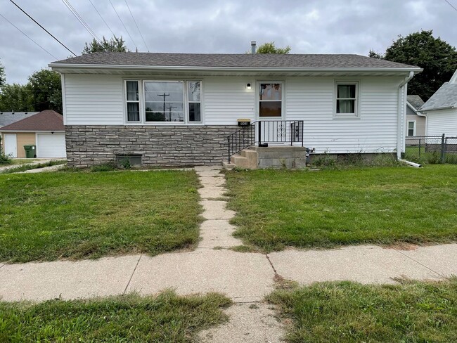 Building Photo - 2 Garages! 3 Bedroom, 1 Bath Home Near Gra...