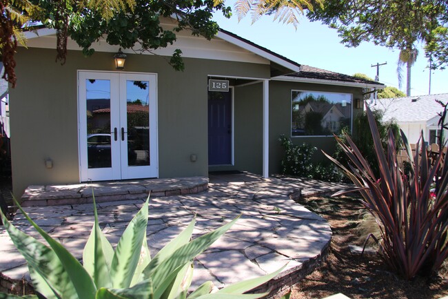Building Photo - 125 Palomar Ave