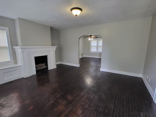 Building Photo - Cute 2 bedroom, 1 bathroom house located n...