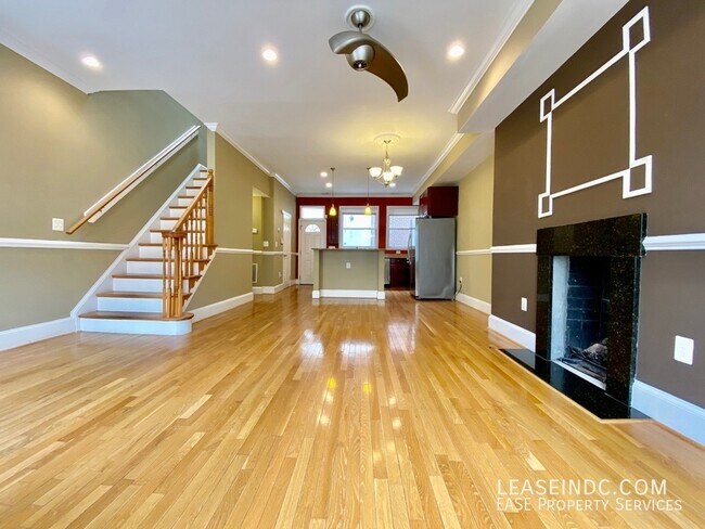 Foto del edificio - 446 Lamont St NW