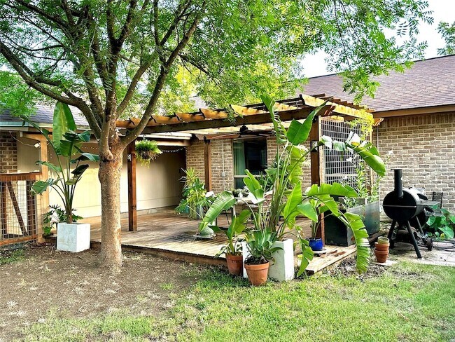 Foto del edificio - 1101 Stoneoak Ln