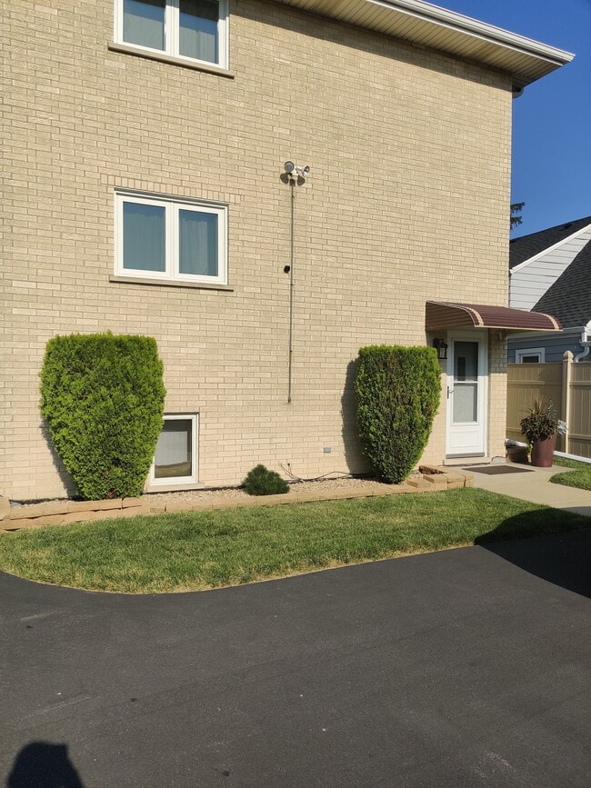 Building Photo - 7754 Oak Grove Ave