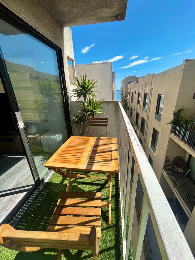 Foto del edificio - Live in Luxury Right on the Bay! Assigned Parking! Peek A Boo Bay View!