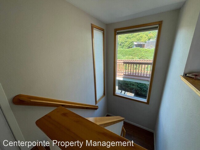Building Photo - 3 br, 2.5 bath House - 1770 NE Beulah Dr
