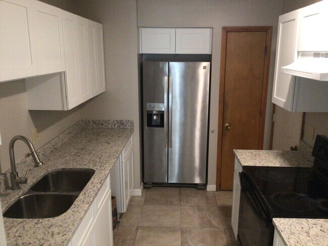 Building Photo - 2 Story Condo. Lovely 2 bed/1.5 bath condo