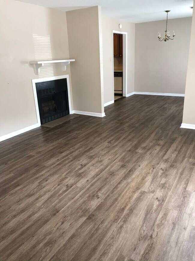 Great room with gas logs - 531 Willson St