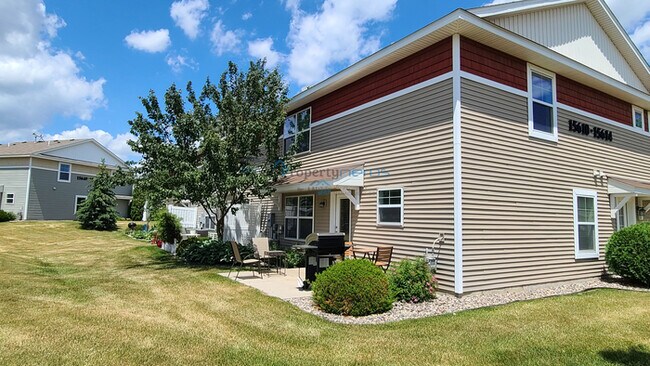 Building Photo - MAGNIFICENT 3bd/2.5br TOWNHOUSE