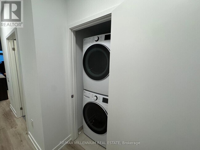 Photo du bâtiment - 395 Square One Dr