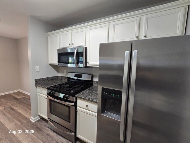 Foto del edificio - Beautiful 2 Bed 2 Bath Condo With Patio In...