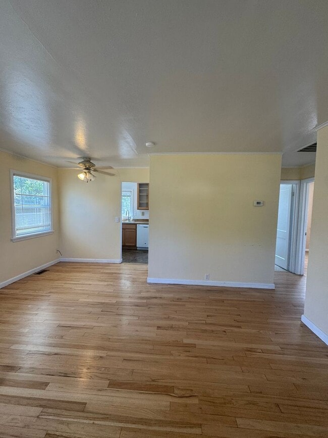 Building Photo - 2 bed 1 bath house in great neighborhood -...