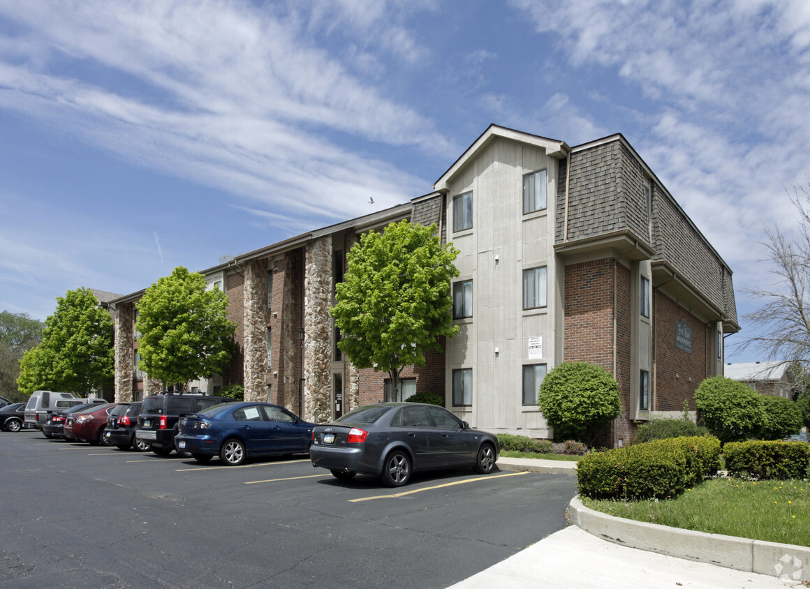 Primary Photo - Fox Run Apartments