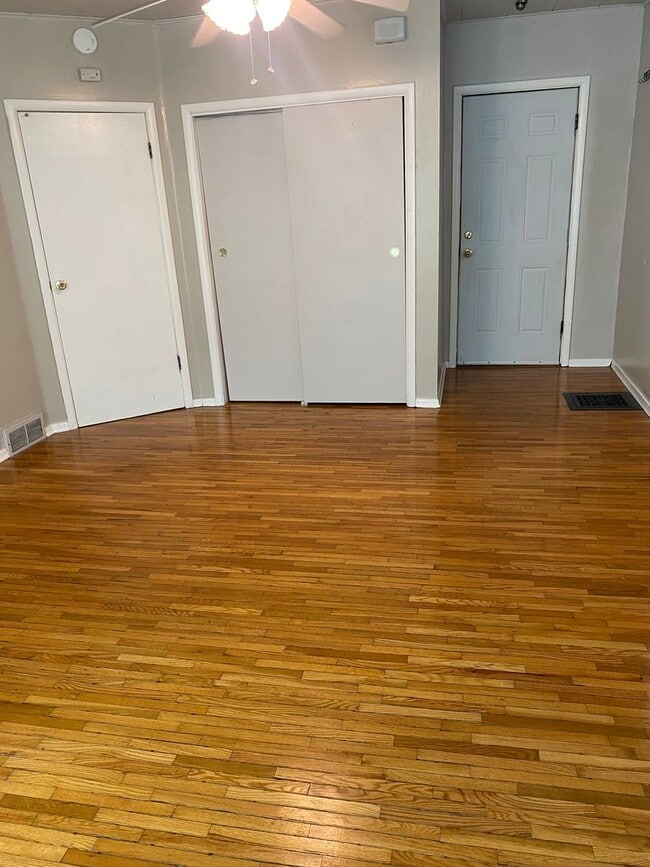 Building Photo - L986