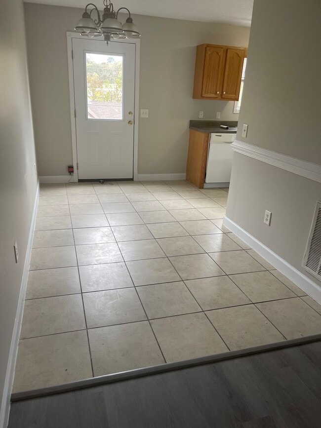 Building Photo - 2 Bedroom / 1.5 Bath Condo Johnson City,TN