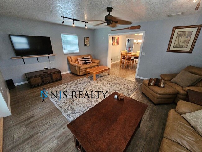 Building Photo - BEAUTIFUL 3/2/2 1400 Sq. Ft. with HUGE yar...