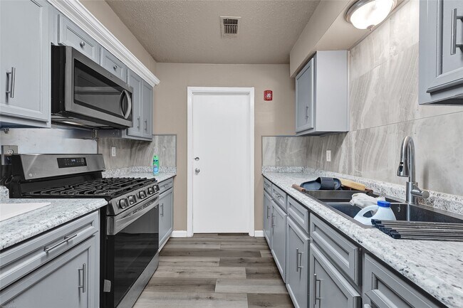 Foto del edificio - 7223 Lakewood Dr
