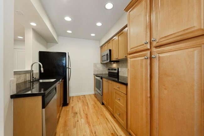 Building Photo - 3 bedroom in Bellevue WA 98007