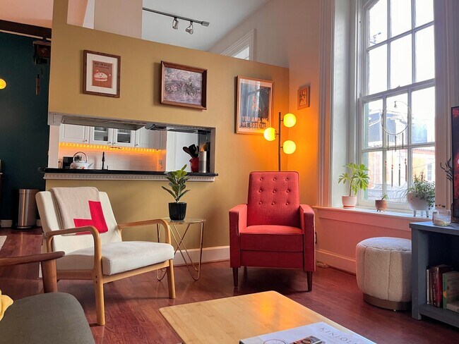 Foto del edificio - Downtown 1BR + Home Office | Parking Included | $500 Off - Near Betty's!