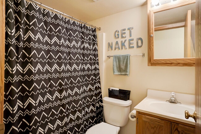 4BD Bathroom 2 - Inez Apartments
