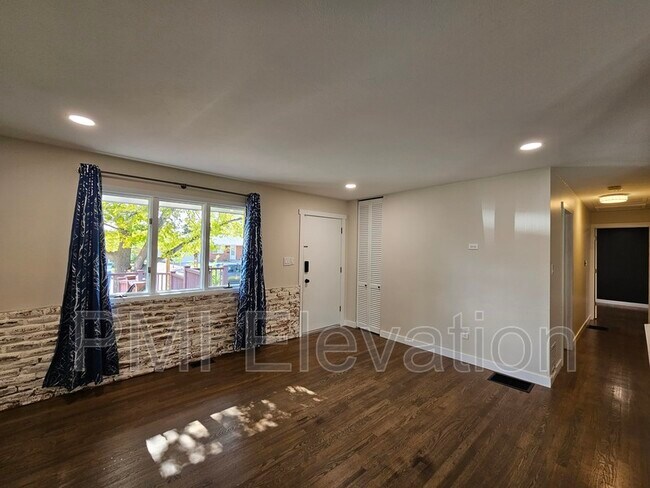Building Photo - 7770 S Kit Carson Dr