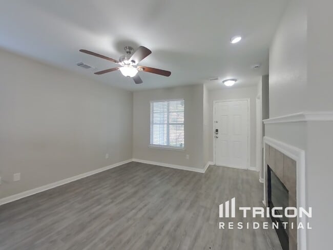 Foto del edificio - 10011 Victoria Grove Ln