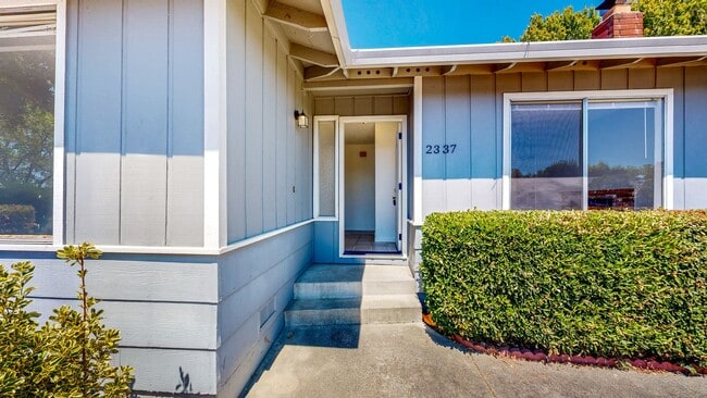 Building Photo - 4 Bedroom 2 Full Bathroom Single Family Ho...