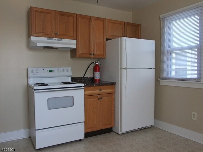 Building Photo - 64 Bonnell St