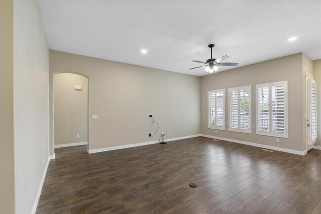 Foto del edificio - 5293 West Burntside Avenue