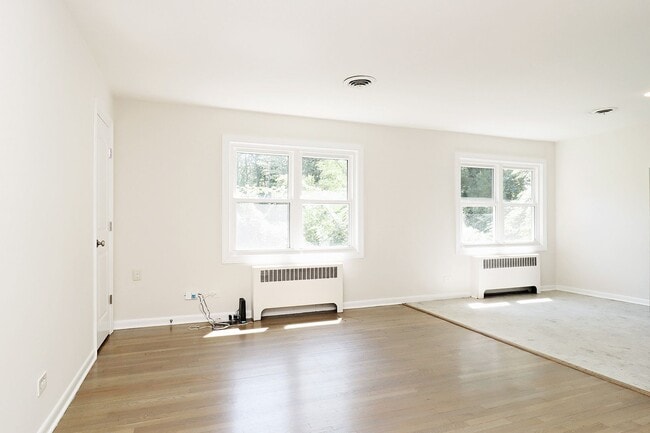 Building Photo - Dog-Friendly Apartment With Ting Fiber Int...