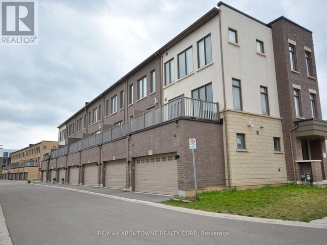 Building Photo - 331 Squire Cres